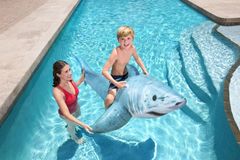 Bestway napihljiv plavalni morski pes z ročaji 1,83 m x 1,02 m