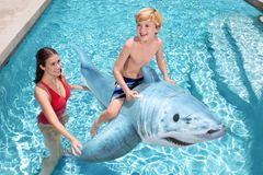 Bestway napihljiv plavalni morski pes z ročaji 1,83 m x 1,02 m