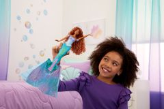 Disney HLX13 Mala morska deklica Lutka Mala morska deklica s čarobno preobrazbo