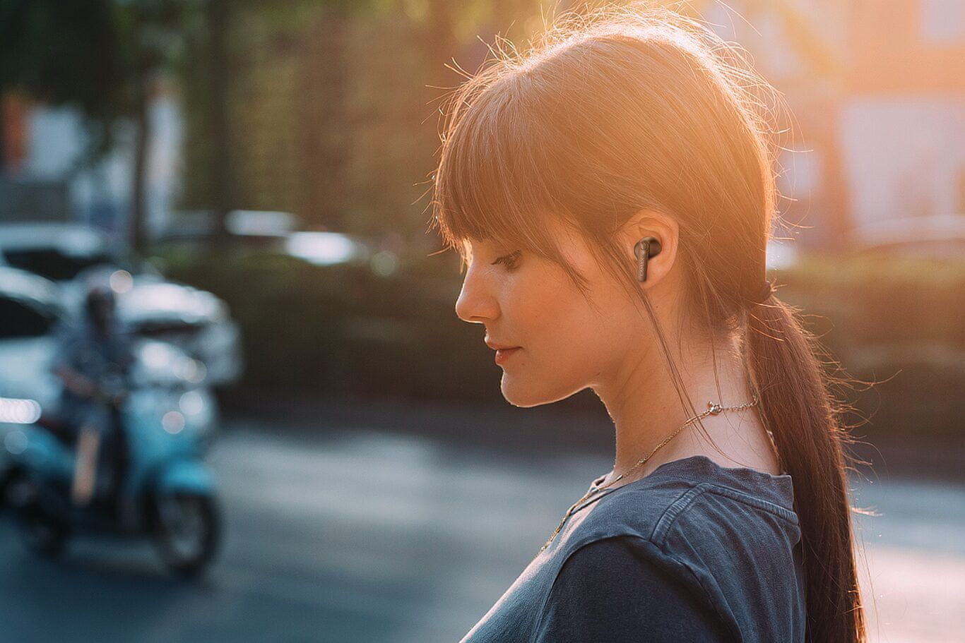  brezžične slušalke Bluetooth lamax tones1 brez izkrivljanja zvoka udobna konstrukcija zaprti mikrofon za glasovni pomočnik za prostoročno upravljanje z dolgo življenjsko dobo na dotik 