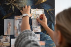 tulup.si Plošča iz plute Temno cvetno 70x100 cm Lesene zatiči