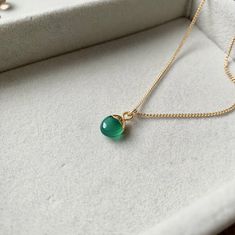 Očarljiva pozlačena ogrlica z zelenim ahatom