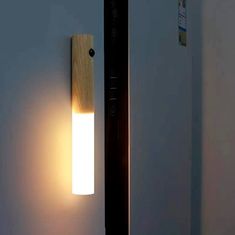 Netscroll Prenosna nočna LED lučka s senzorjem gibanja, lesena LED lučka, USB polnjenje, idealna za zunaj ali notri: terasa, dom, pisarna in spalnica, prihranek energije, leseni ročaj z magnetom, WallSensor