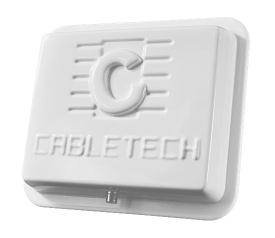 Cabletech Panelna antena DVB-T 45dB z enostavno namestitvijo, prilagodljiva za notranjo in zunanjo uporabo.