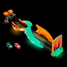 Cars Dirkalna steza za izstrelitev avtomobilčkov Cars Glow Racers Sveti Se V Temi