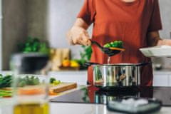Fiskars Ponev za cvrtje 28 cm za steklokeramične plošče