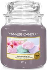 Yankee Candle Classic Dišeča sveča v srednjem steklenem tulcu Berry Mochi