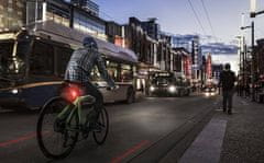 Netscroll Inovativna laserska luč za kolo, LED sijalka za kolo, kolesarska lučka je vodoodporna, različni načini osvetlitve, enostavna montaža, BikeStar