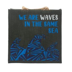 Ancient Wisdom Vreča iz jute s potiskom - We are Waves - siva