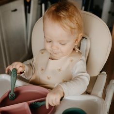 PETITE&MARS Silikonski slinček Take&Match Bitter Cocoa 6m+