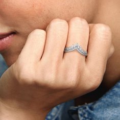 Pandora Eleganten srebrn prstan z lesketajočimi se kamni 197736CZ (Obseg 50 mm)