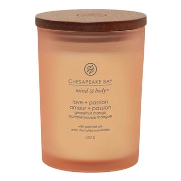Svíčka Chesapeake Bay Candle střední, Love & Passion, Láska a vášeň, grapefruit a mango, 250 g