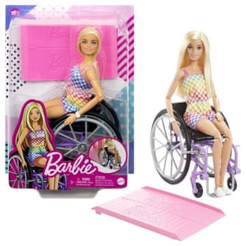 Barbie model na invalidskem vozičku v karirasti obleki