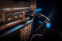 Tactical Avtopolnilec 2x USB-A QC 24W 3A s kablom Ligntning LICENČNI POLNILEC- siv