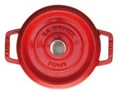slomart Cocotte Staub iz litega železa, trsa rdeča, premera 18 cm, 2.7 kg, čas dostave 72 ur