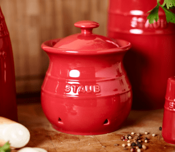 slomart Rdeča keramična posoda za shranjevanje česna STAUB 500 ml z vrčem, 110 mm globoka, 115 mm široka, vključuje pokrov.