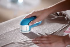 Philips Philips odstranjevalec vlaknin GC026/00 v modri in beli barvi, baterijski napajanje, kompakten in lahek za enostavno uporabo.