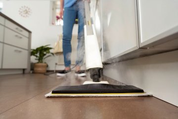 Kärcher Upravljalnik pare KARCHER SC 2 Upright AE - Močan in učinkovit za čiščenje trdih površin, 1600 W, odstranljiva vodna posoda