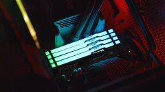 Kingston Kingston Technology FURY Beast 16GB DDR5 6000MT/s CL36 DIMM Kit (2x8GB) RGB EXPO za napredne računalniške zmogljivosti
