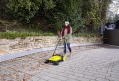 slomart KARCHER S 4 Twin - Ročni čistilni stroj za zunanje površine, zmogljivost do 2400 m²/h, kapaciteta prahu 20 L, 68 cm delovne širine