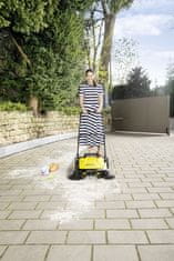 slomart KARCHER S 4 Twin - Ročni čistilni stroj za zunanje površine, zmogljivost do 2400 m²/h, kapaciteta prahu 20 L, 68 cm delovne širine