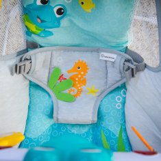Baby Einstein Kick to It Neptun Glasbeni vibracijski ležalnik z lučkami do 9 kg