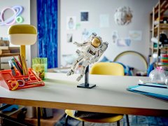 LEGO LEGO Creator 3 v 1 31152 Astronaut v vesolju - Kreativna igrača za otroke od 9 let naprej, 647 kosov