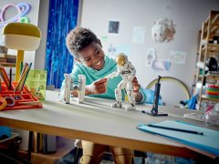 LEGO LEGO Creator 3 v 1 31152 Astronaut v vesolju - Kreativna igrača za otroke od 9 let naprej, 647 kosov