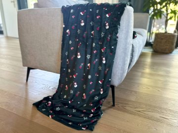 Ljubki dom Temno zelena božična odejica iz mikropliša CHRISTMAS HAT Dimenzije: 160 x 200 cm
