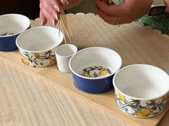 Ljubki dom Komplet porcelanastih skled za tapase na lesenem pladnju