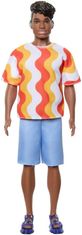 Mattel Mattel Barbie Ken lutka - Fashionistas #220 Lutka temne polti z slušnimi pripomočki za ušesom, oblečena v oranžno majico in žele sandale (HRH23)