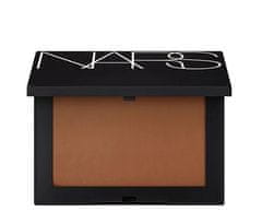 NARS Stisnjeni fiksirni prah, ki odbija svetlobo, 10 g (Odtenek Sable)