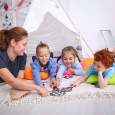 shumee IZOBRAŽEVALNA IGRA LOV NA DUHOVE PAST KARTICE ZA OTROKE ROTER KAFER