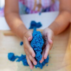 Ikonka Otroški kreativni kinetični pesek 1kg roza