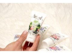 Mehčalna krema za roke 50ml Mešanica vrtnice, štiriperesne detelje, sivke, rožnate, zelene, vijolične