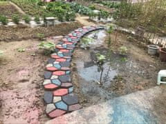 Korbi Velik plastični kalup za izdelavo betonskih tlakovcev – dimenzije 50 × 60 cm