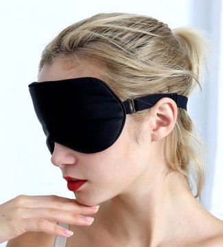 Camerazar Mehka satenska maska za oči za spanje, črna, 20x10 cm, z nastavljivim elastičnim trakom