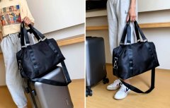 Camerazar Prostorna potovalna torba za trening, črna, vodoodporen najlon, 51x30x21 cm