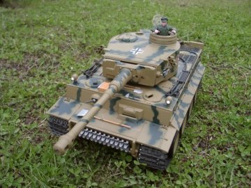 shumee 3818-1C-2.4 Nemški tank Tiger I - Panzerkampfwagen VI Tiger Ausf. E 2,4 GHz 1:16 Camo V.3