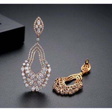 Flamenco Mystique Izklesene uhane iz kirurškega jekla z kristali, ročno izdelane, hipoalergene, odporne