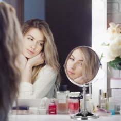 UNBRANDED Stoječe kozmetično ogledalo s povečavo 