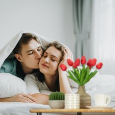 UNBRANDED Bele stopnice z lesenimi rožami 