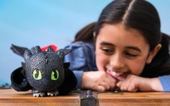 Spin Master Hug and glide Toothless, How to train your dragon