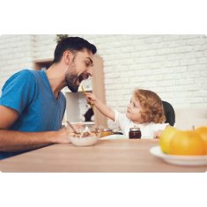 shumee Ricokids Mani stolček za hranjenje črne barve