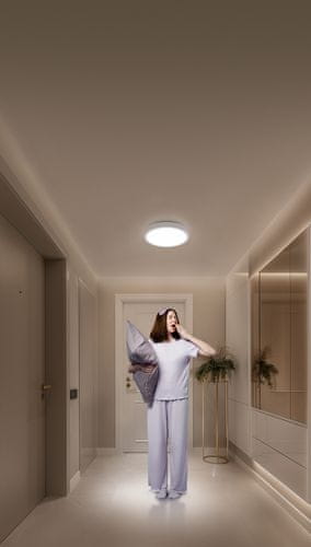 Smart Ceiling Light D20 pametna stropna svetilka v prostoru in osvetljena ženska pod njo