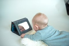 Petit collage Tummy Time - ogledalo s slikami Peekaboo