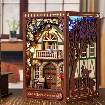 Miniaturna hišica Book Nook - Pisarna mačjega detektiva*