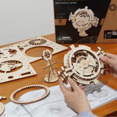 Robotime 3D Lesena mehanska sestavljanka Namizni koledar