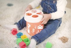 Miniland Baby Vedro s kockami za sortiranje oblik, losos