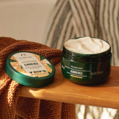 The Body Shop Piling za telo z mandljevim mlekom 240 ml
